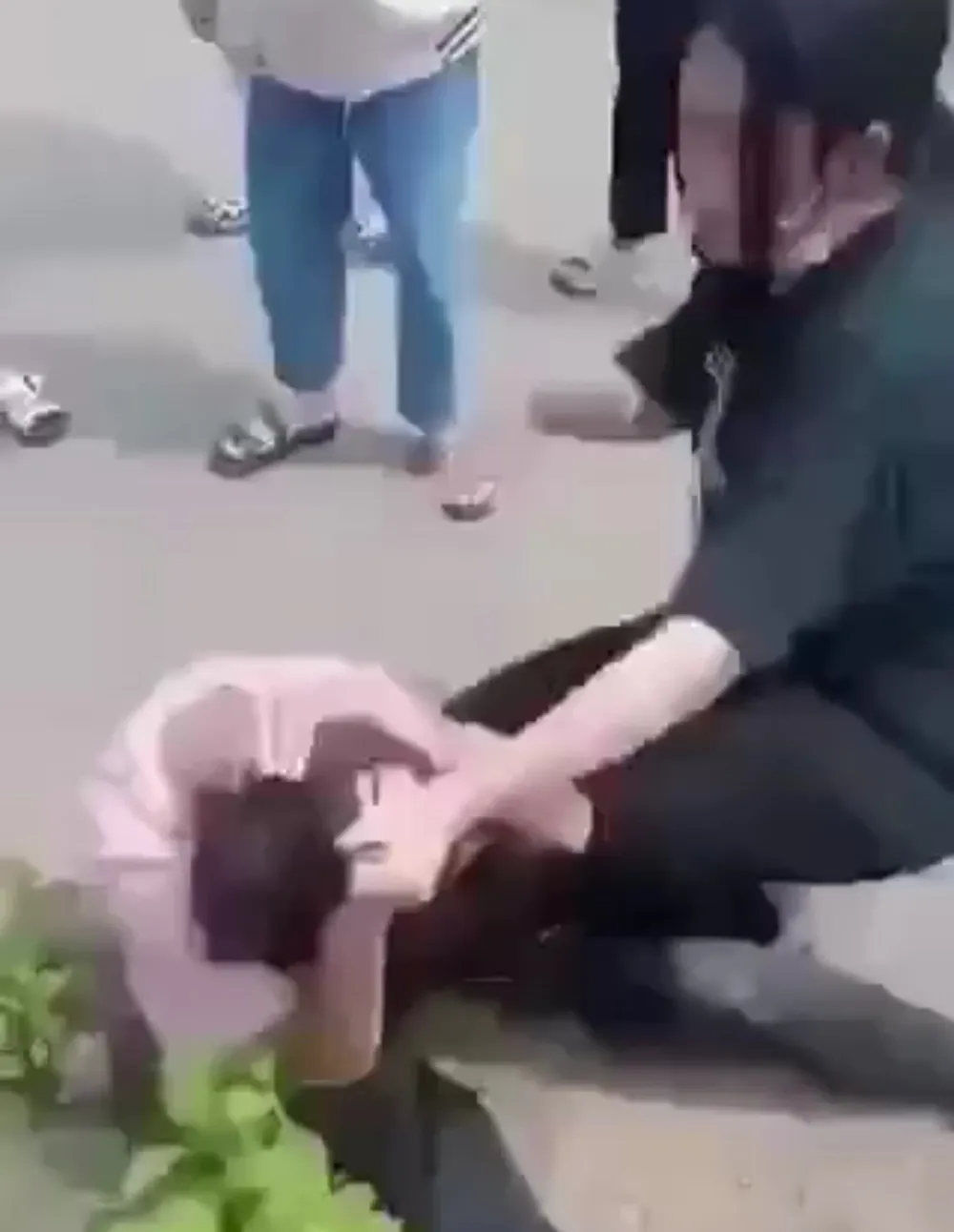 Thừa Thiên - Huế: Công an vào cuộc xác minh vụ nữ sinh bị đánh hội đồng giữa đường ảnh 1