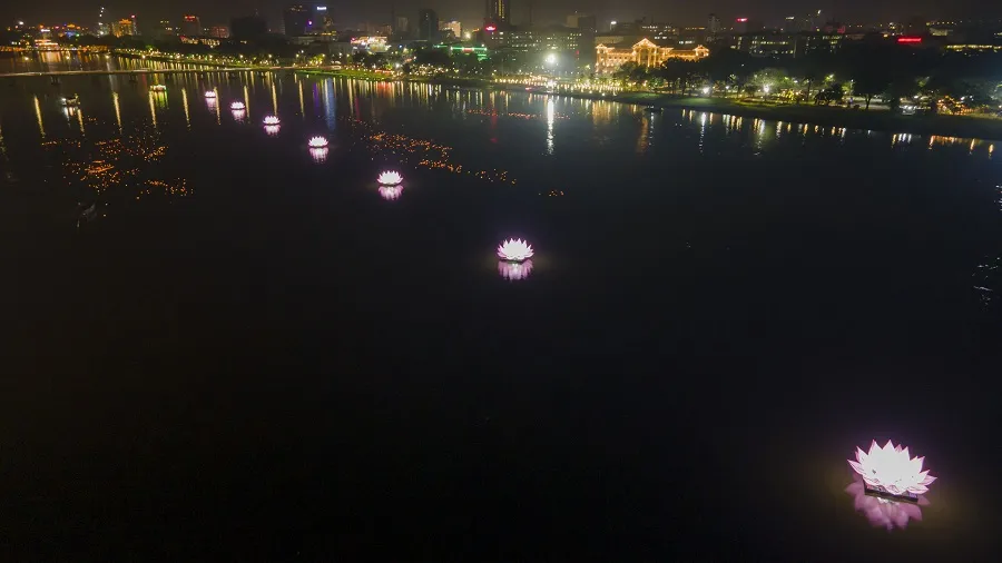 Sông Hương lung linh nhiệm màu cung đón 7 bước đi thanh tịnh của Đức Phật ảnh 1