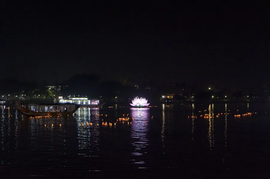 Sông Hương lung linh nhiệm màu cung đón 7 bước đi thanh tịnh của Đức Phật ảnh 4