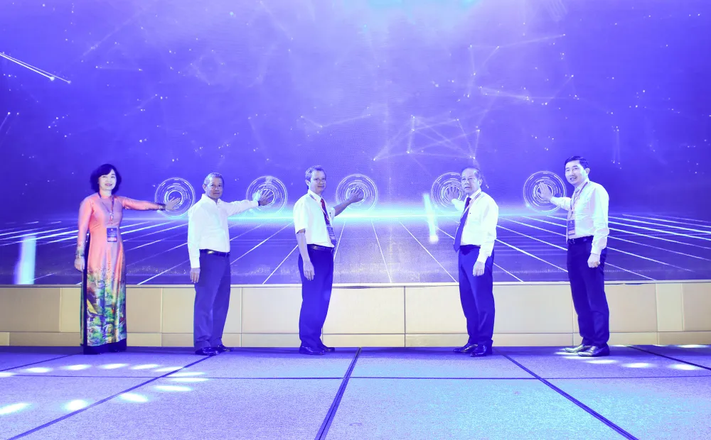 Lãnh đạo Bộ TT-TT cùng lãnh đạo tỉnh Thừa Thiên - Huế thực hiện nghi thức công bố dịch vụ Trung tâm Giám sát, điều hành Đô thị thông minh.