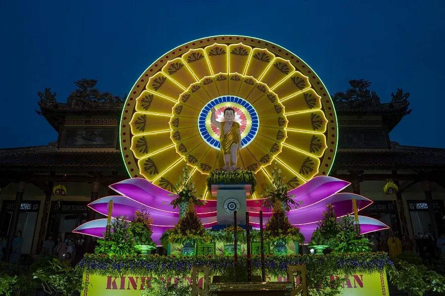 Trang nghiêm lễ chính thức Đại lễ Phật đản PL.2566 tại chùa Từ Đàm ảnh 7