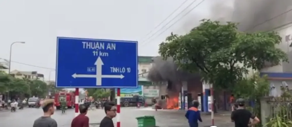 Cửa hàng xăng dầu bốc cháy dữ dội vì ô tô tông  ảnh 1