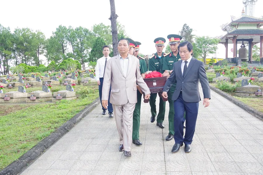 Thiêng liêng lễ truy điệu và an táng 16 hài cốt liệt sĩ hy sinh tại Lào ảnh 2
