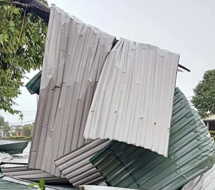 Mưa dông, lốc xoáy ở Thừa Thiên - Huế  khiến cây cối ngã đổ, hàng chục căn nhà tốc mái ảnh 1