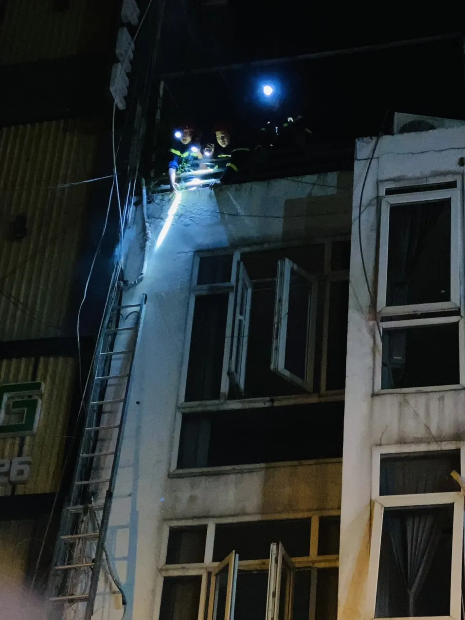 Giải cứu 3 người kẹt trên tầng 3 của quán net đang bùng cháy ảnh 4