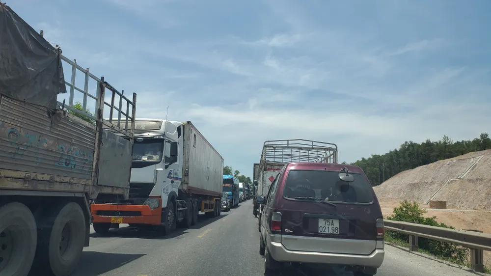 Truy tìm tài xế lái ô tô gây tai nạn chết người rồi bỏ trốn  ảnh 1