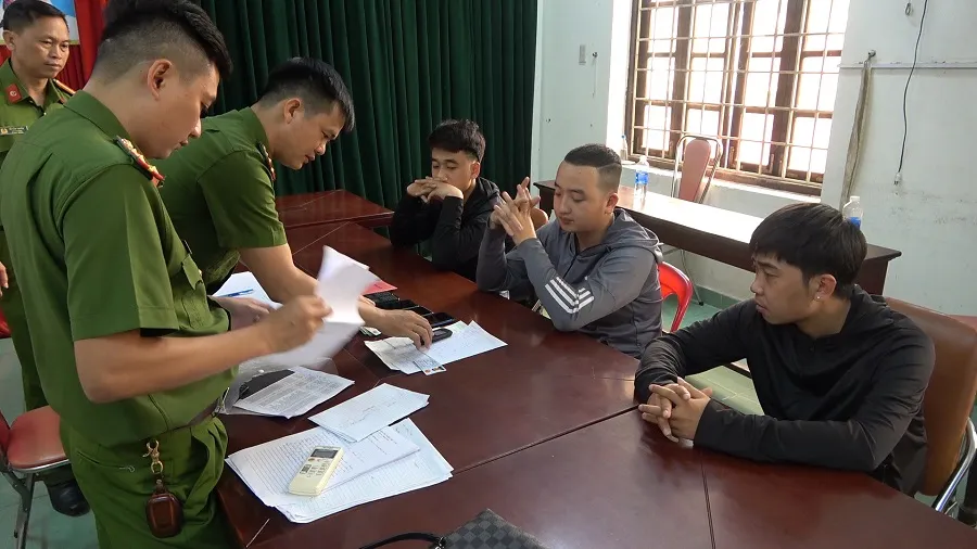 Tạm giữ hình sự đối tượng cầm đầu cho vay nặng lãi ảnh 2