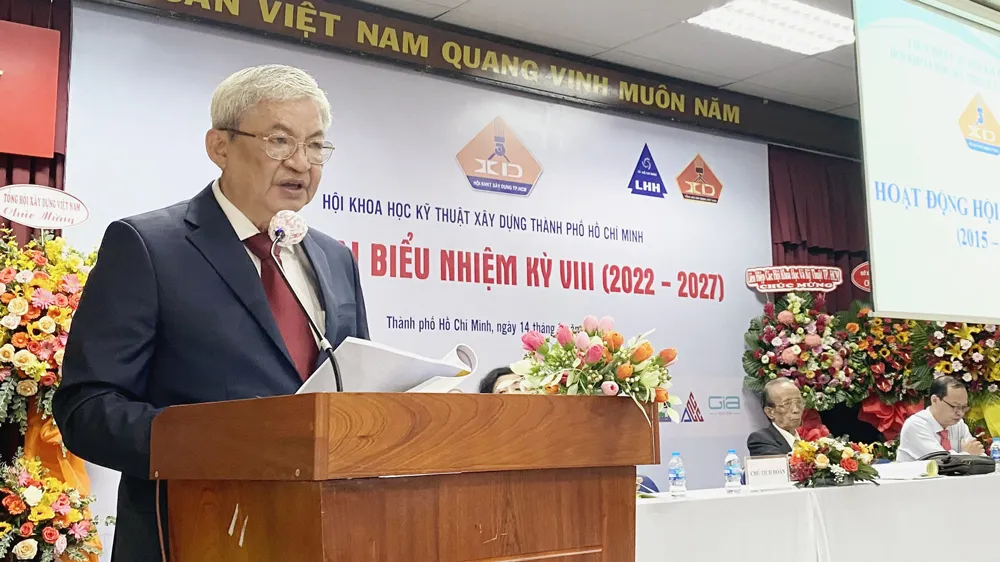 Ông Đặng Lê Dũng báo cáo kết quả, hoạt động trong nhiệm kỳ vừa qua