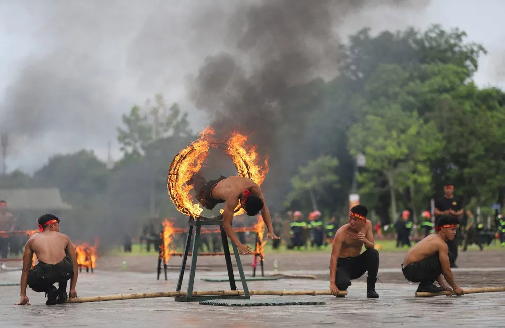 Cận cảnh cảnh sát đánh võ, bắn súng trước Ngọ Môn - Đại nội Huế ảnh 4