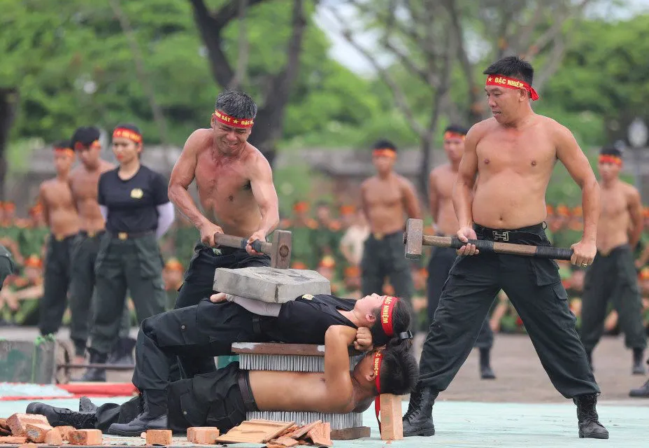 Cận cảnh cảnh sát đánh võ, bắn súng trước Ngọ Môn - Đại nội Huế ảnh 5