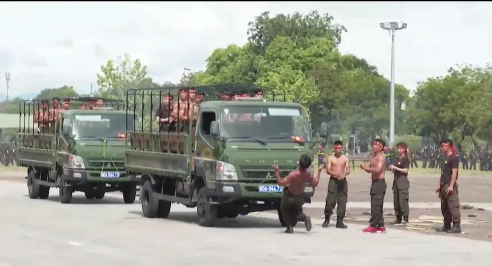 Cận cảnh cảnh sát đánh võ, bắn súng trước Ngọ Môn - Đại nội Huế ảnh 1