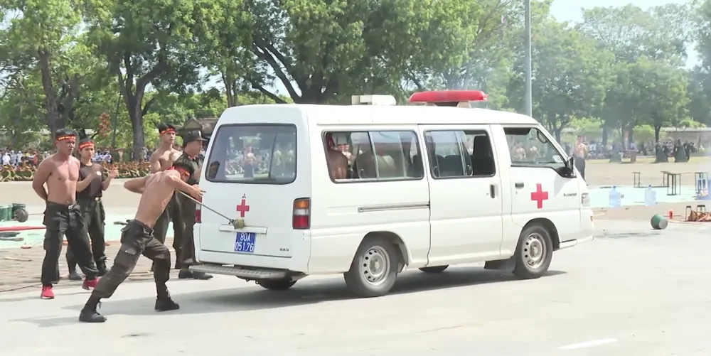 Cận cảnh cảnh sát đánh võ, bắn súng trước Ngọ Môn - Đại nội Huế ảnh 2