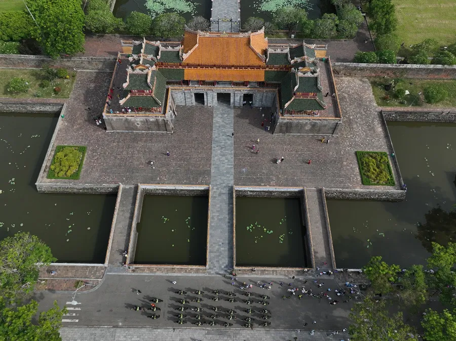 Cận cảnh cảnh sát đánh võ, bắn súng trước Ngọ Môn - Đại nội Huế ảnh 10