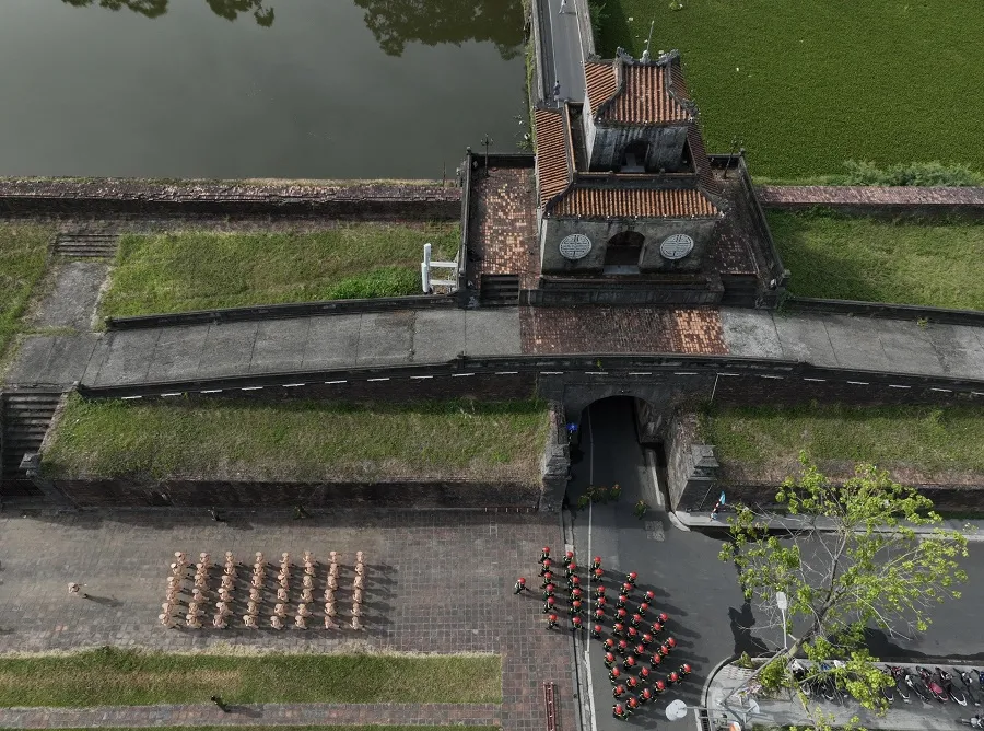 Cận cảnh cảnh sát đánh võ, bắn súng trước Ngọ Môn - Đại nội Huế ảnh 11