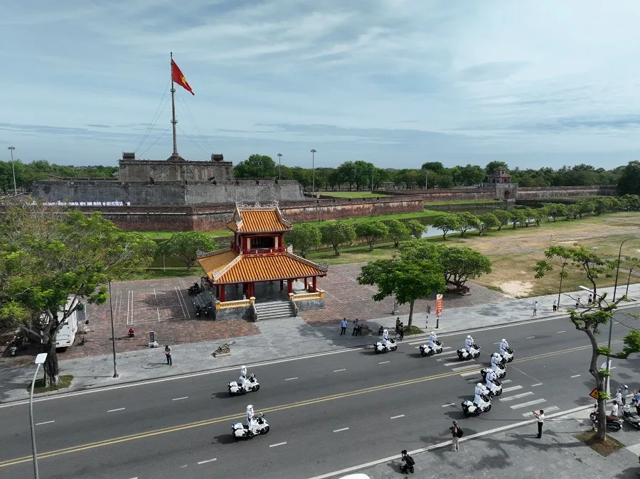 Cận cảnh cảnh sát đánh võ, bắn súng trước Ngọ Môn - Đại nội Huế ảnh 9