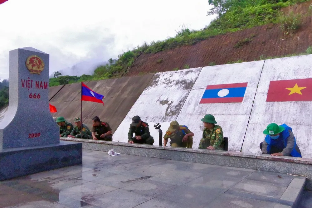 Lực lượng vũ trang Việt – Lào ra quân "Ngày chủ nhật xanh" nơi biên giới ảnh 4