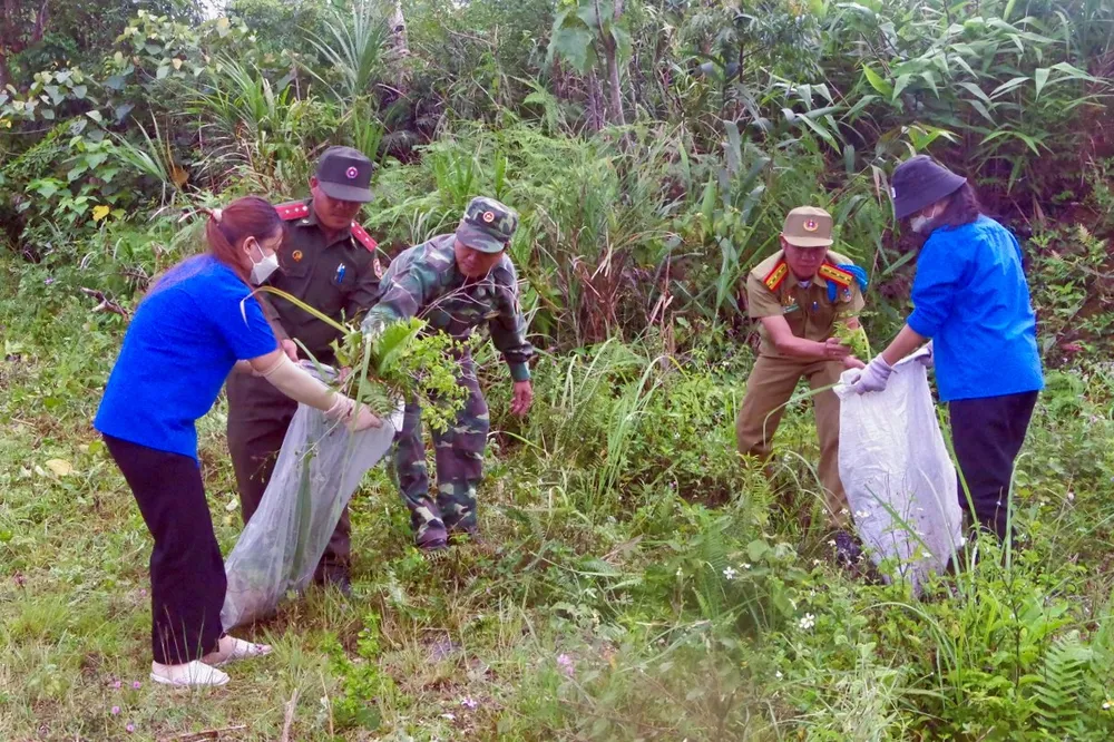 Lực lượng vũ trang Việt – Lào ra quân "Ngày chủ nhật xanh" nơi biên giới ảnh 3