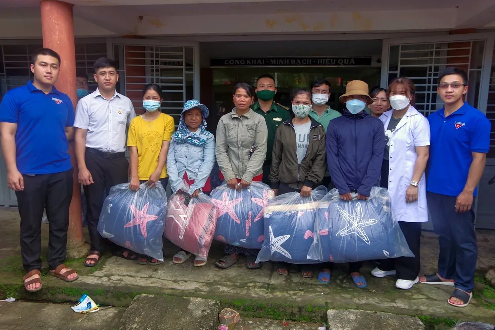 Khám chữa bệnh, tặng quà quân dân tại các xã biên giới ảnh 5