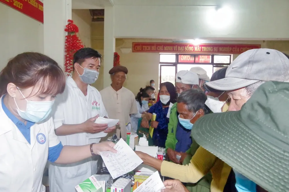 Khám chữa bệnh, tặng quà quân dân tại các xã biên giới ảnh 1