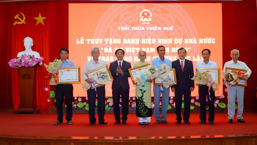 Truy tặng danh hiệu Bà mẹ Việt Nam anh hùng cho mẹ liệt sĩ ảnh 1