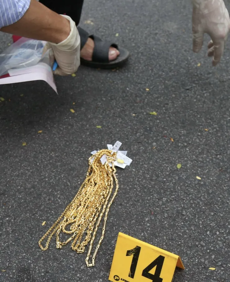 Vụ nổ súng cướp tiệm vàng ở Huế: Công an yêu cầu người dân giao nộp số vàng đã nhặt được ảnh 2