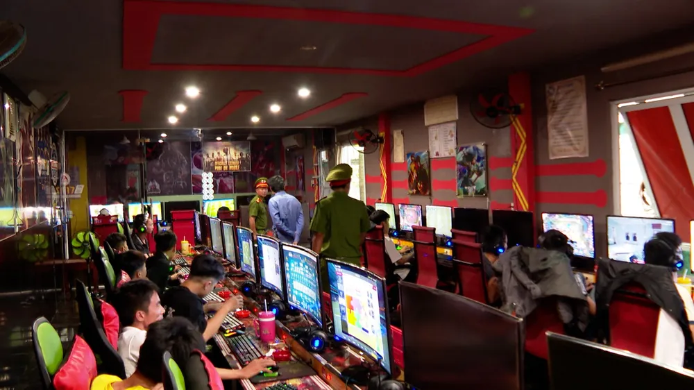 Xử phạt và đình chỉ hoạt động nhiều cơ sở kinh doanh karaoke vi phạm ảnh 2