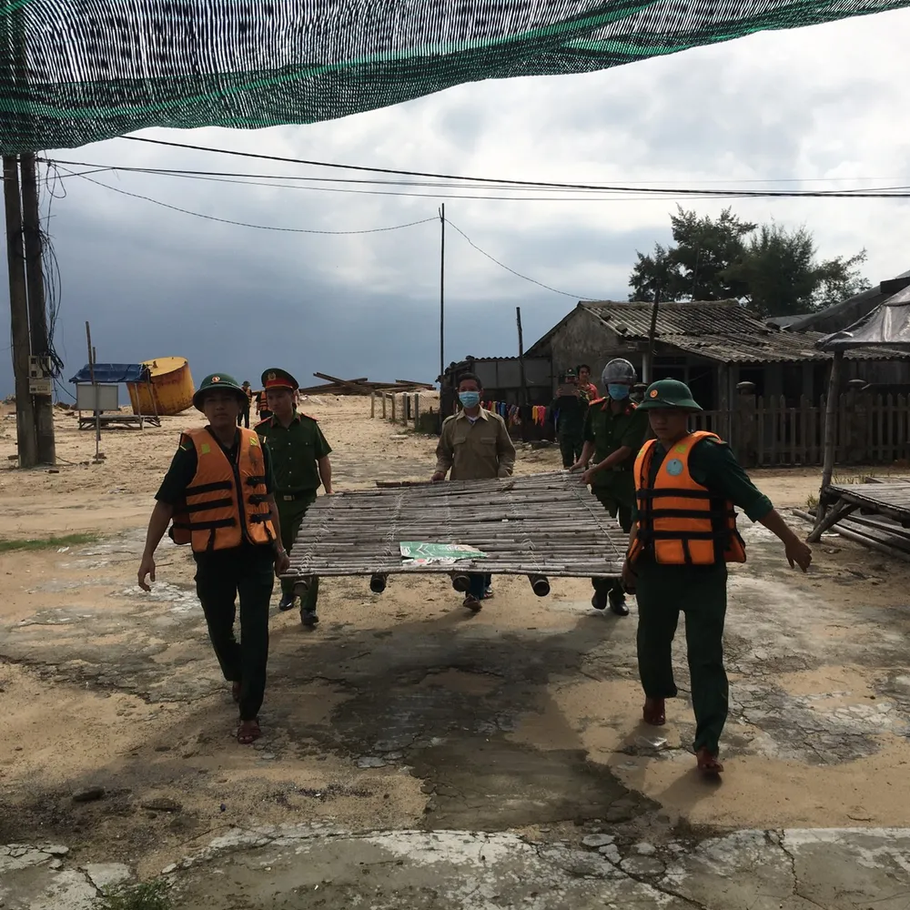 Thừa Thiên - Huế: Bộ đội, công an giúp dân phòng tránh bão số 4 ảnh 14