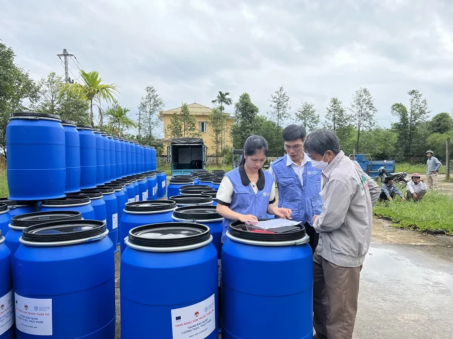 Thừa Thiên - Huế: Bộ đội, công an giúp dân phòng tránh bão số 4 ảnh 3