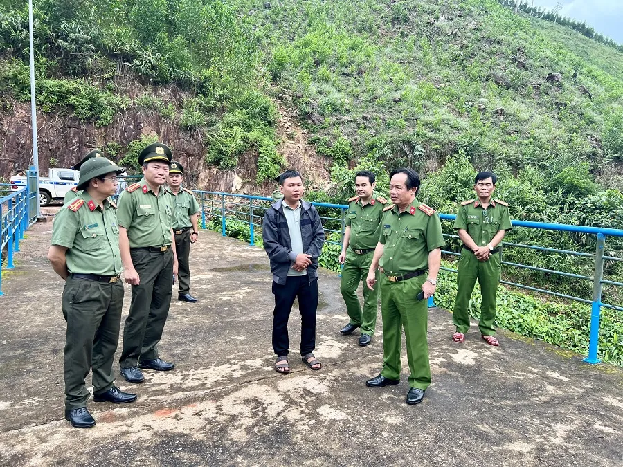 Các tỉnh miền Trung yêu cầu người dân không ra khỏi nhà từ 18 giờ ngày 27-9 ảnh 5