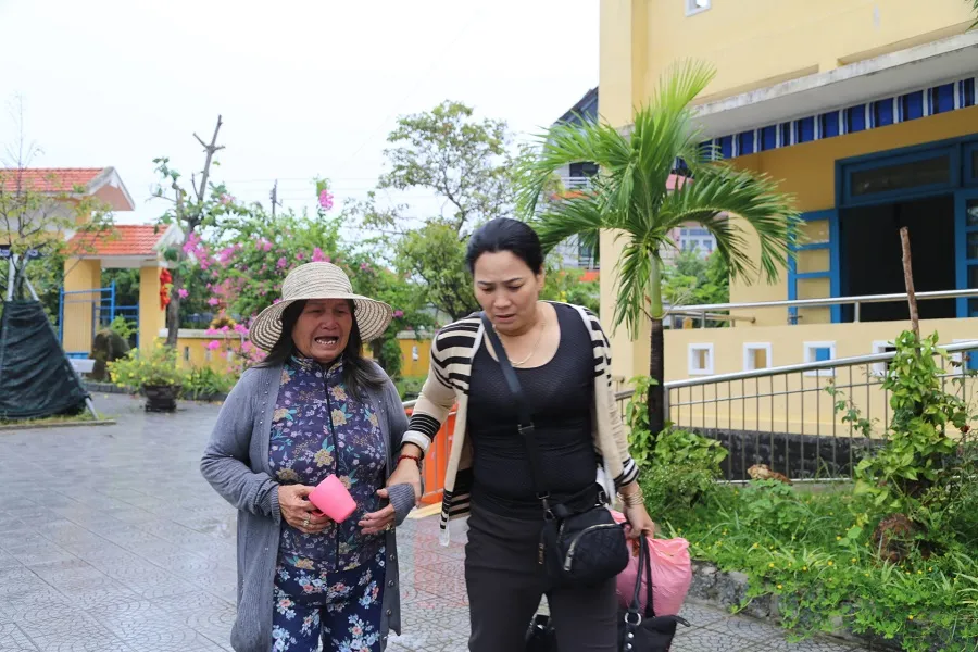 Kịp thời sơ cứu người đàn ông rơi từ trên cao xuống đất khi chằng chống mái nhà ảnh 1