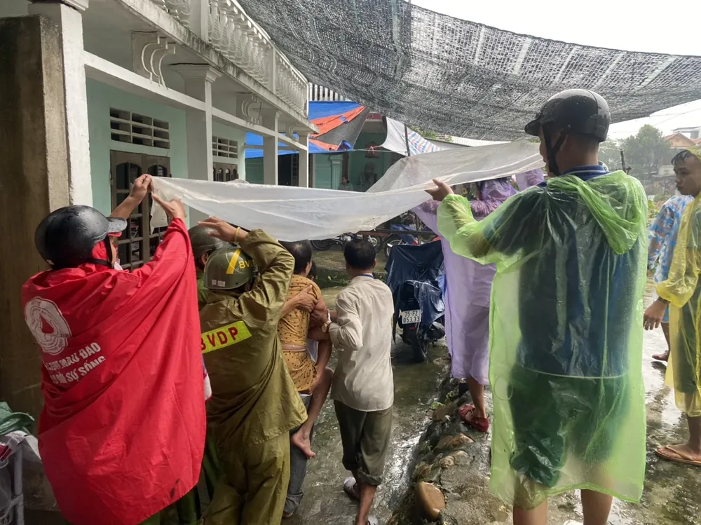 Thừa Thiên - Huế: Đội mưa, cõng dân đi tránh bão ảnh 5