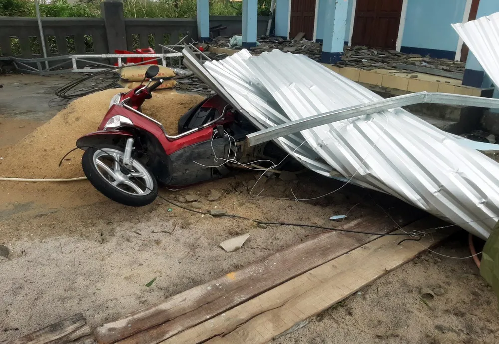 Thừa Thiên - Huế: Quân đội, công an hành quân về giúp dân khắc phục bão số 4 ảnh 5