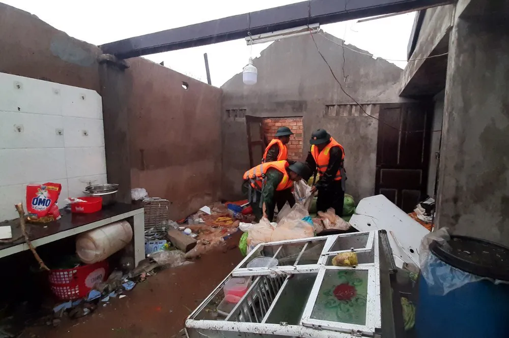 Thừa Thiên - Huế: Quân đội, công an hành quân về giúp dân khắc phục bão số 4 ảnh 6