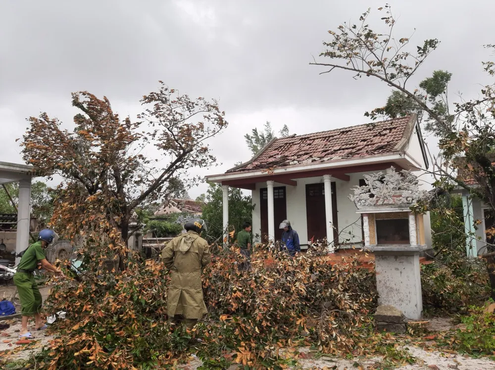 Thừa Thiên - Huế: Quân đội, công an hành quân về giúp dân khắc phục bão số 4 ảnh 12