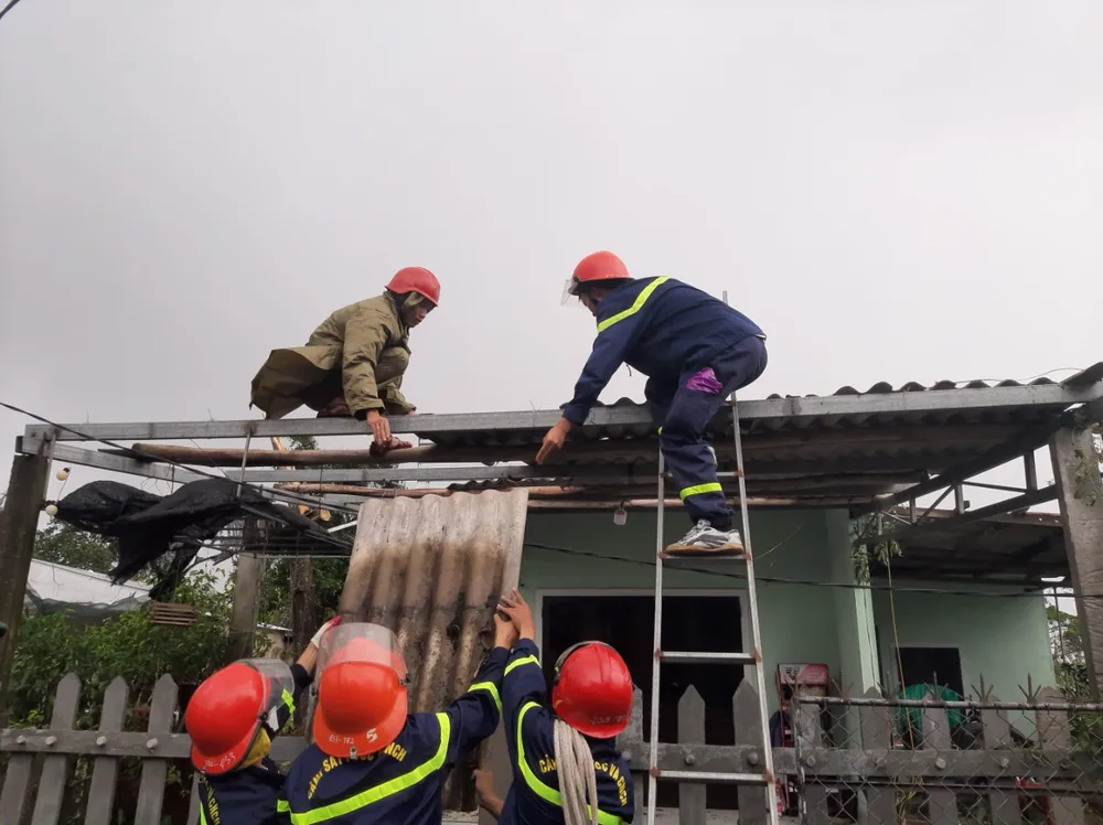 Thừa Thiên - Huế: Quân đội, công an hành quân về giúp dân khắc phục bão số 4 ảnh 10