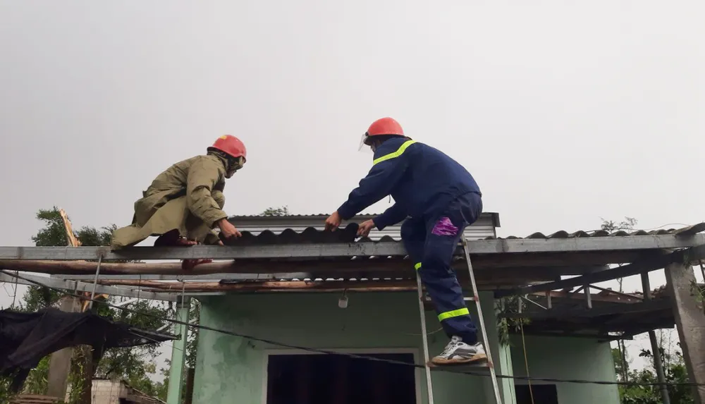 Công an Thừa Thiên - Huế giúp người dân lợp lại mái nhà bị bão số 4 đánh bay