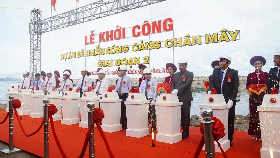 Khởi công xây dựng đê chắn sóng cảng Chân Mây giai đoạn 2 ảnh 1