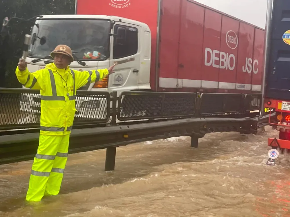 Thừa Thiên - Huế: Mưa lớn, hàng loạt hồ thủy điện xả nước ảnh 5