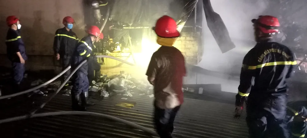 Cháy lớn tại cửa hàng điện máy ở Huế lúc rạng sáng ảnh 1