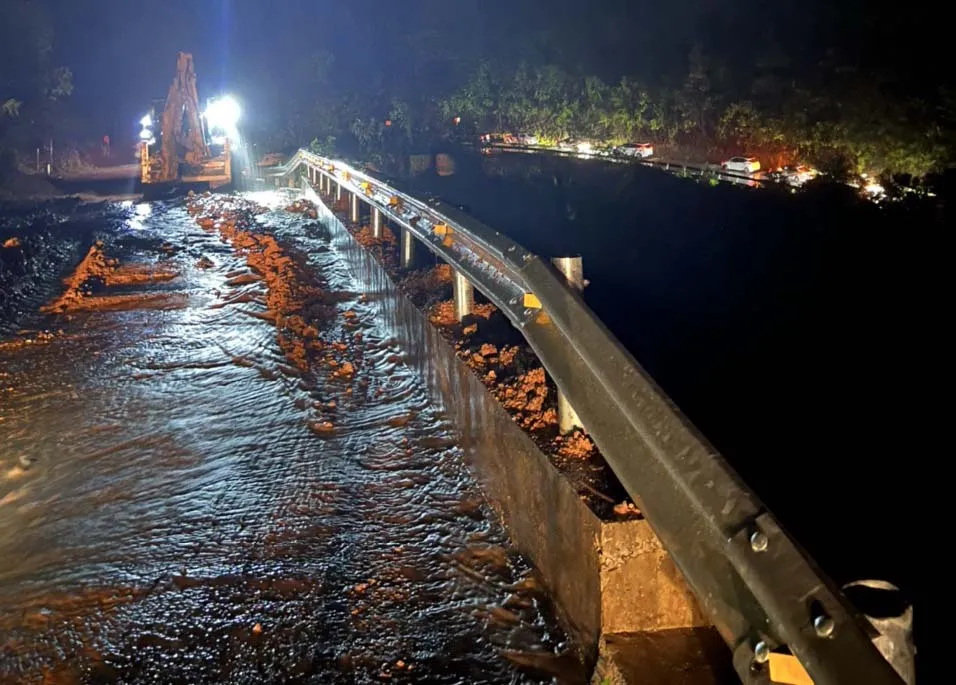 Lao vào lũ dữ ứng cứu cụ bà trong đêm tối tại Thừa Thiên - Huế ảnh 1