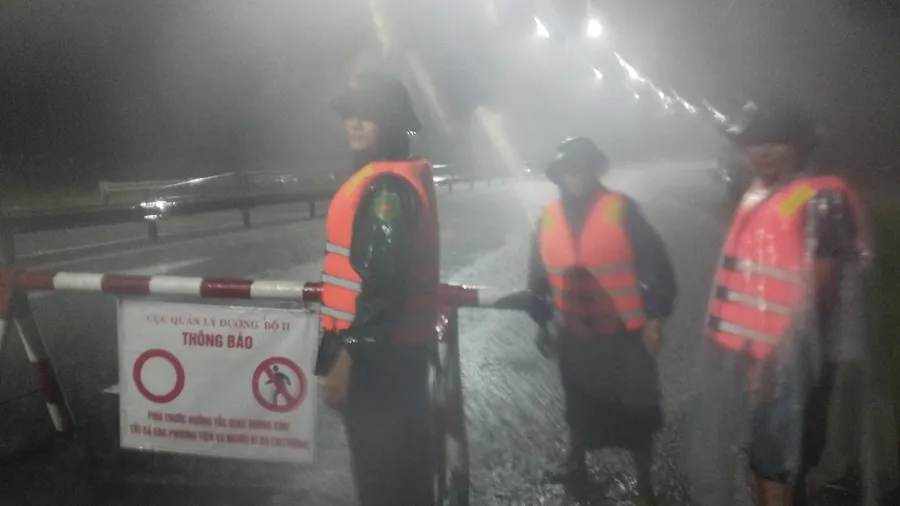 Lao vào lũ dữ ứng cứu cụ bà trong đêm tối tại Thừa Thiên - Huế ảnh 4