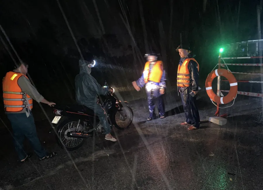 Lao vào lũ dữ ứng cứu cụ bà trong đêm tối tại Thừa Thiên - Huế ảnh 3