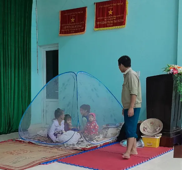 Lao vào lũ dữ ứng cứu cụ bà trong đêm tối tại Thừa Thiên - Huế ảnh 5