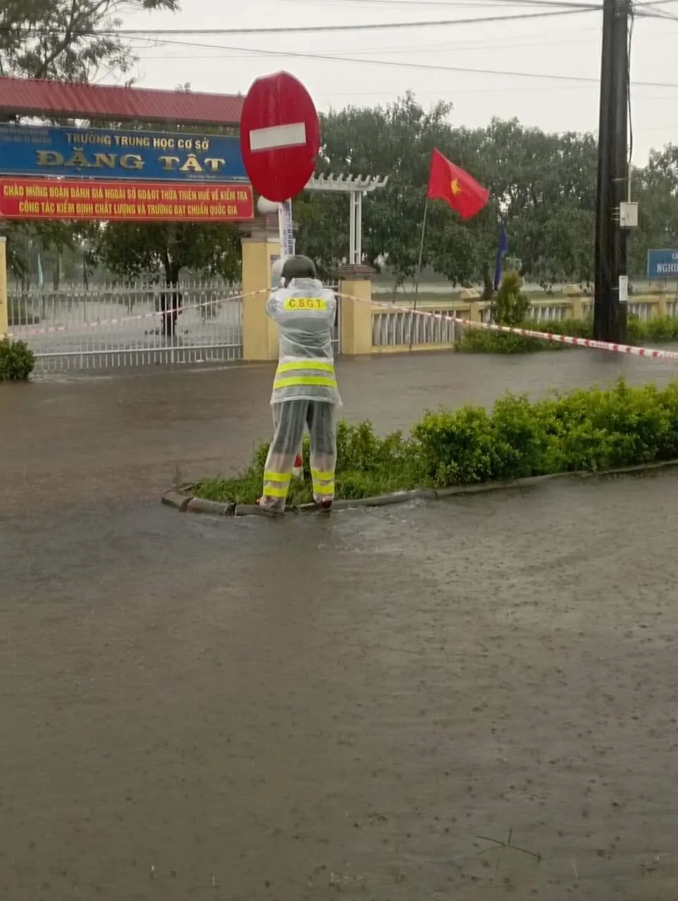 Thừa Thiên - Huế: Khẩn cấp di dời hơn 37 ngàn dân tránh lũ ảnh 5