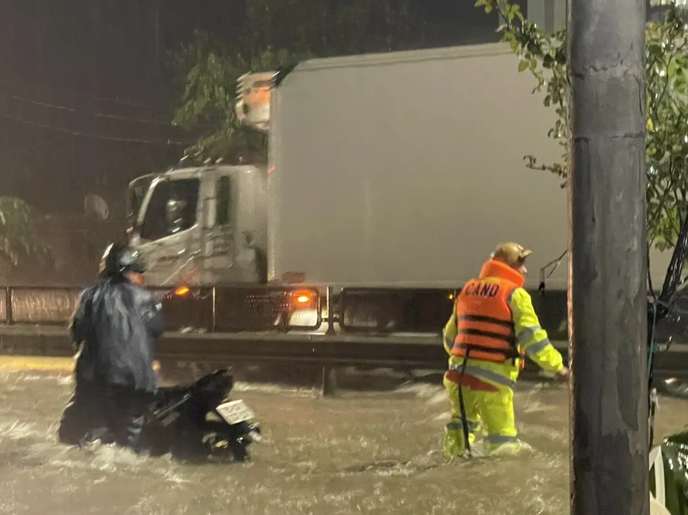 Thừa Thiên - Huế: Tạm cấm lưu thông cục bộ trên QL 1A vì lũ lớn ảnh 1