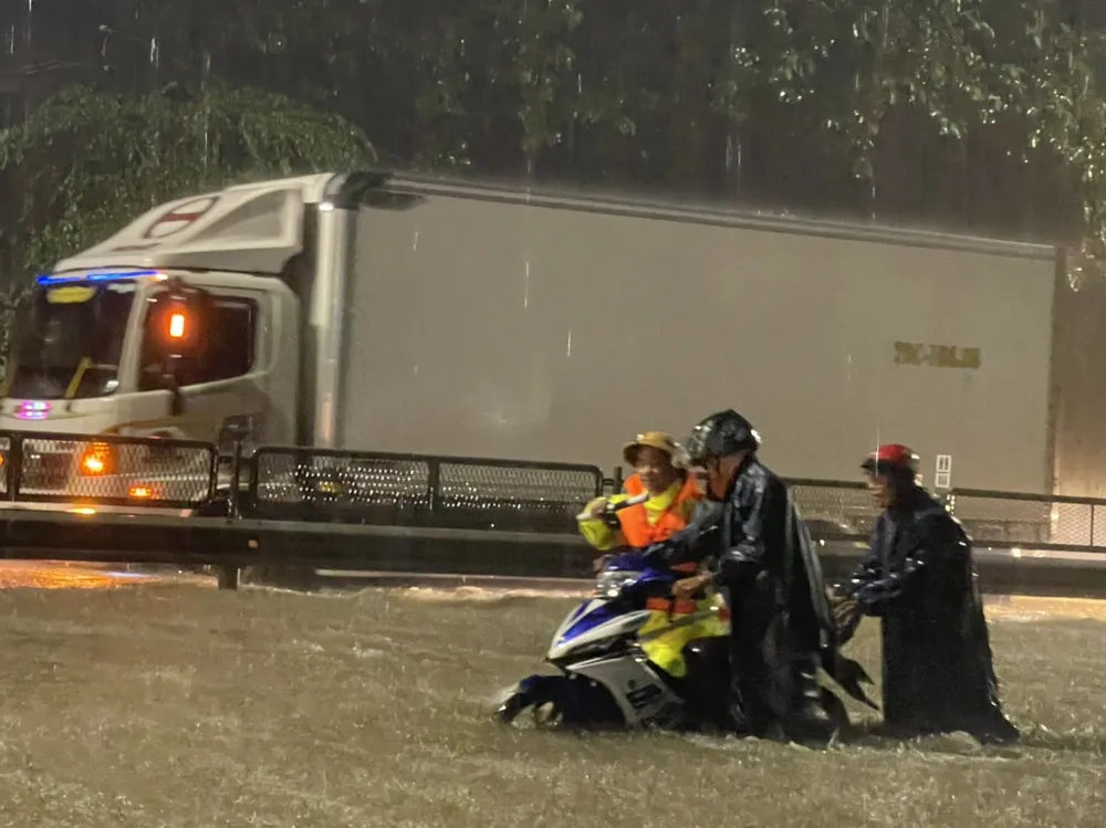 Thừa Thiên - Huế: Tạm cấm lưu thông cục bộ trên QL 1A vì lũ lớn ảnh 5