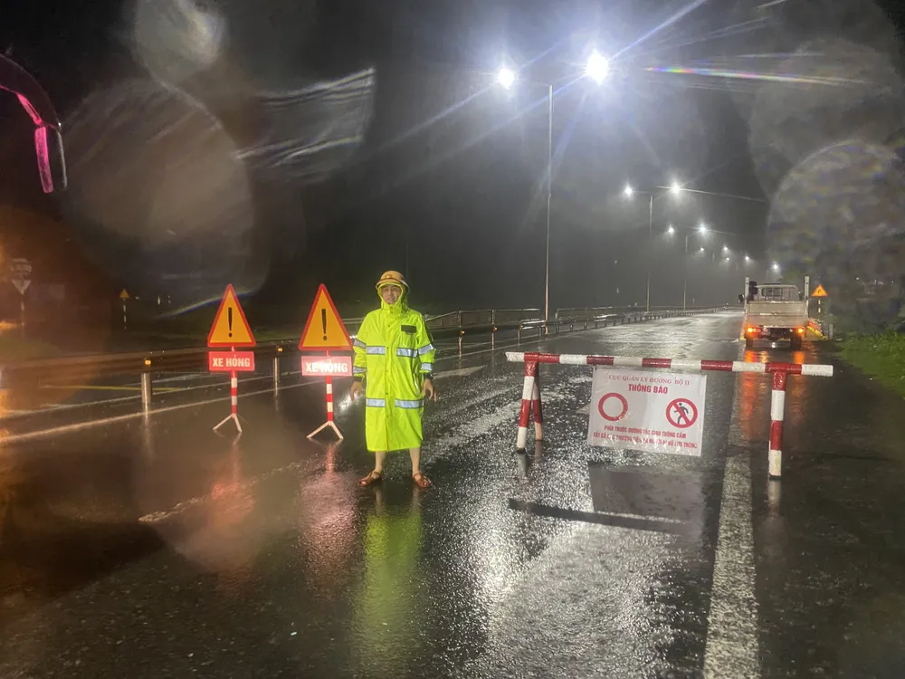 Thừa Thiên - Huế: Tạm cấm lưu thông cục bộ trên QL 1A vì lũ lớn ảnh 7