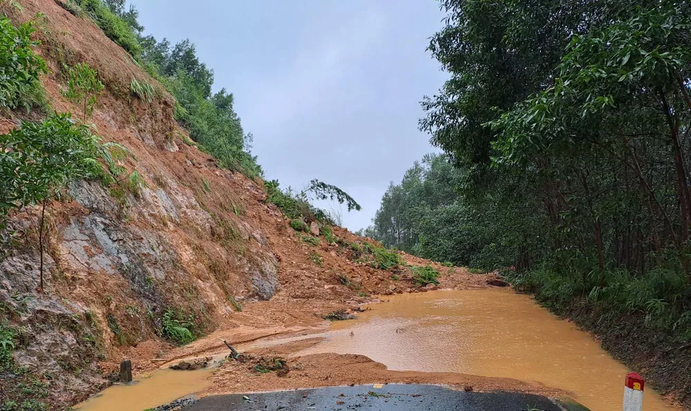 Thông xe hầm đường bộ Hải Vân 2 sau lũ quét ảnh 4