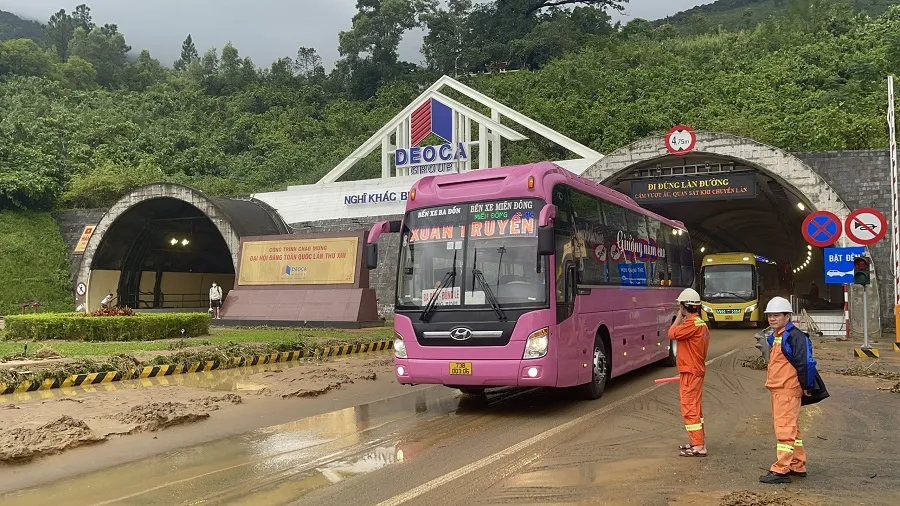 Thông xe hầm đường bộ Hải Vân 2 sau lũ quét ảnh 1