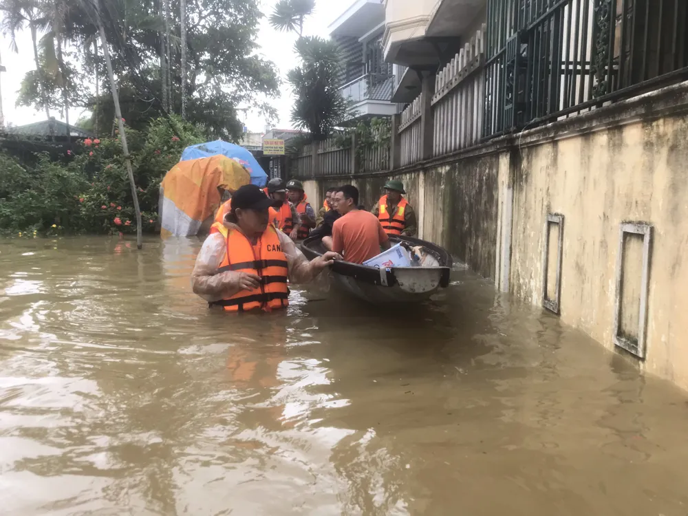 Thủy điện xả lũ, người dân phải di dời khẩn cấp ảnh 4